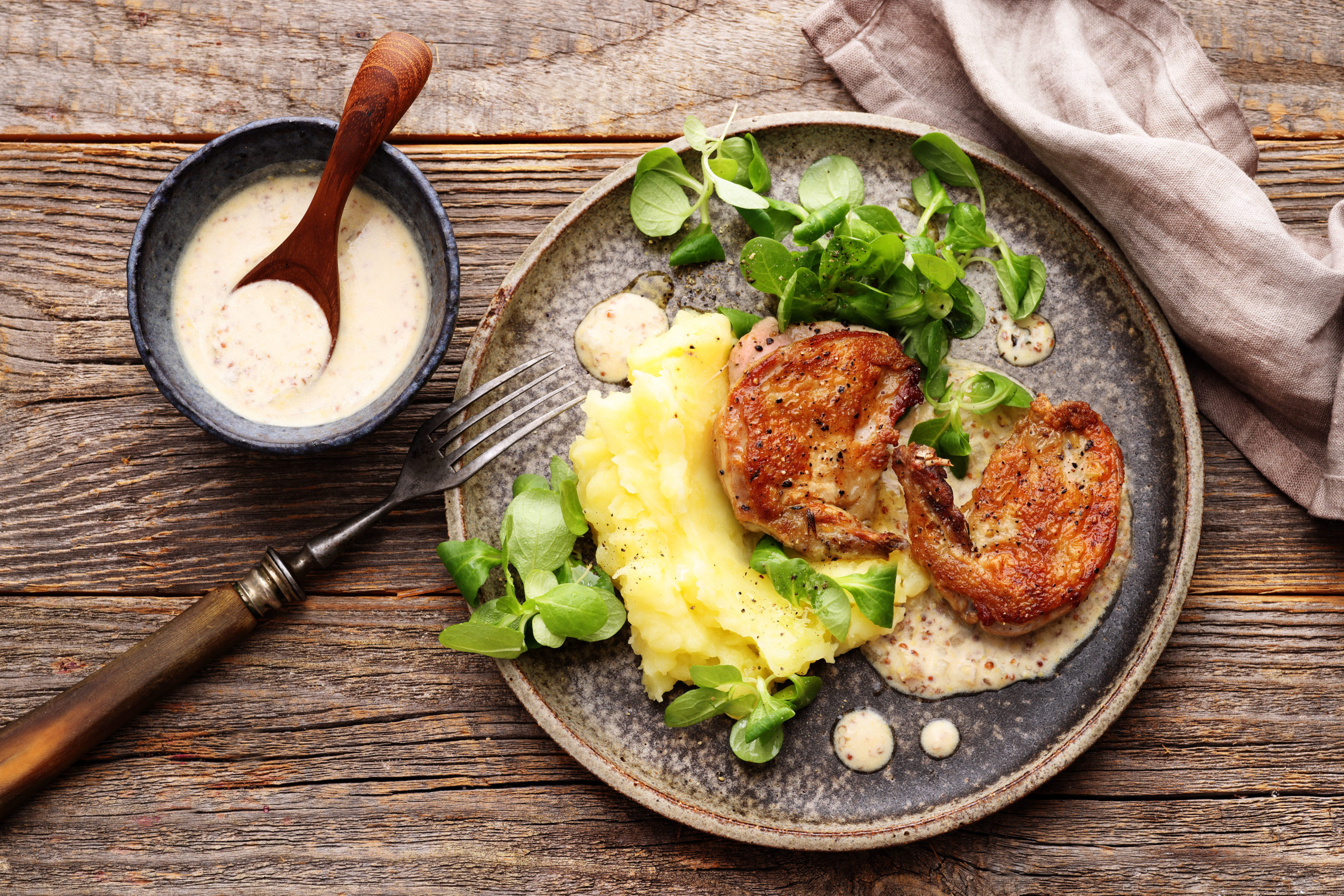 Gebratene Taubenbrust mit Senfsauce, Kartoffelstampf und Feldsalat